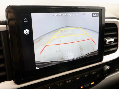 Used 2024 Hyundai Venue Limited FWD image 2