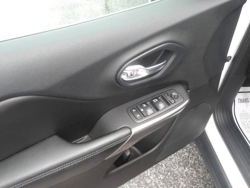 Used 2019 Jeep Cherokee Latitude w/ Cold Weather Group FWD image 10