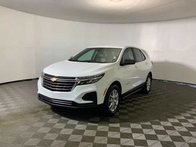 Used 2023 Chevrolet Equinox LS w/ LS Convenience Package FWD image 3