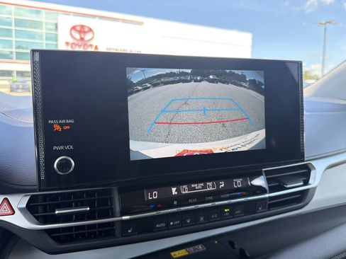 Certified 2025 Toyota Sienna XLE FWD image 6