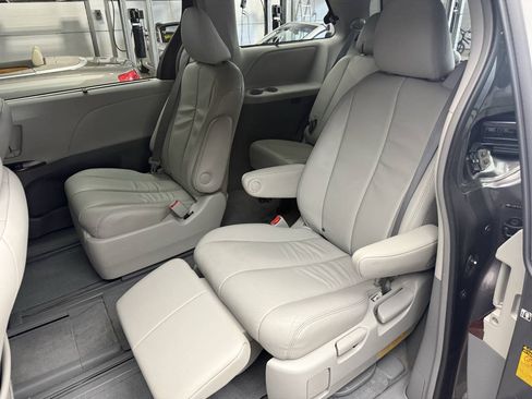 Used 2014 Toyota Sienna XLE AWD/4WD image 27