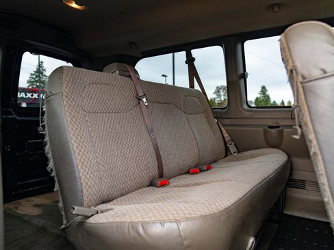 Used 2009 Chevrolet Express 1500 Passenger image 17