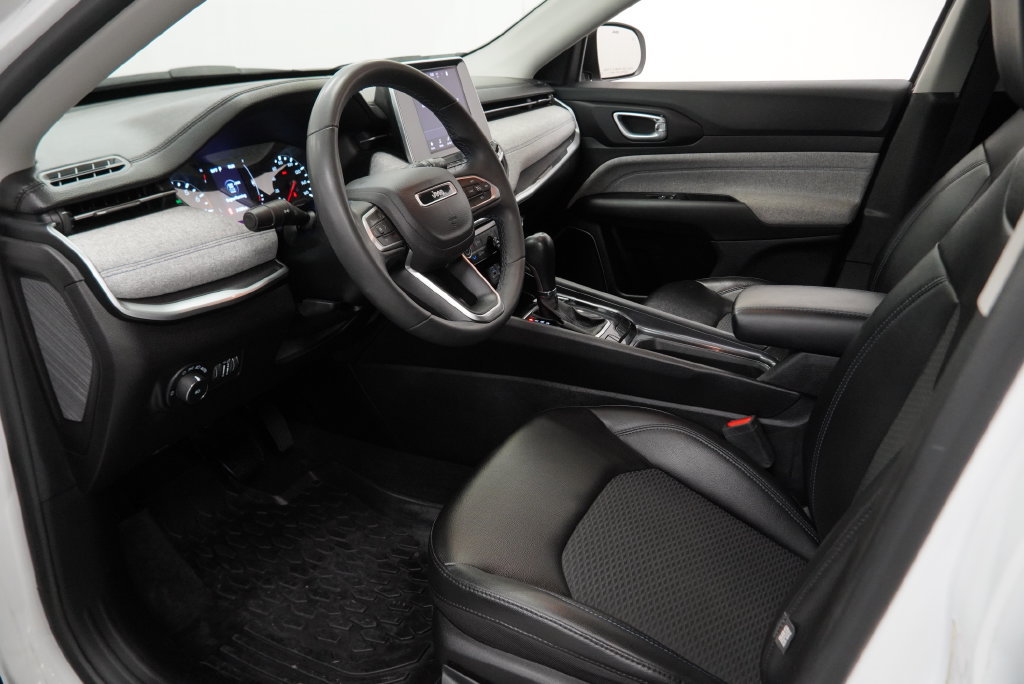 Used 2022 Jeep Compass Latitude FWD image 19