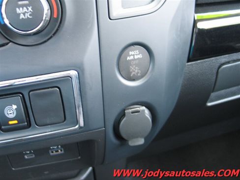 Used 2024 Nissan Titan SV AWD/4WD image 22