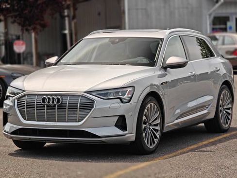 Used 2019 Audi e-tron Prestige w/ Prestige Package AWD/4WD image 7
