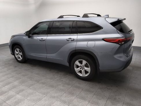 Used 2021 Toyota Highlander LE AWD/4WD image 3