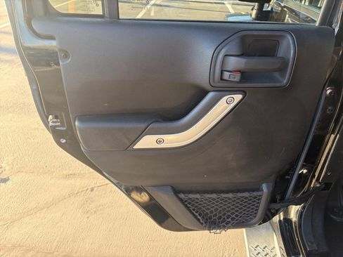 Used 2016 Jeep Wrangler Unlimited Sahara w/ Connectivity Group AWD/4WD image 19