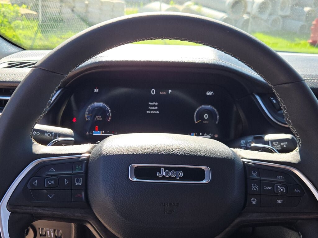 Certified 2025 Jeep Grand Cherokee L Limited w/ Black Appearance Package AWD/4WD image 38