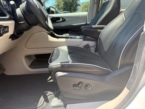 Used 2023 Chrysler Pacifica Limited FWD image 7