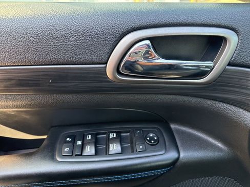 Used 2019 Jeep Grand Cherokee Laredo AWD/4WD image 12