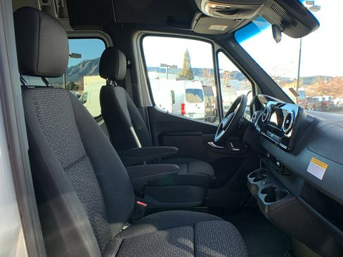 Used 2022 Mercedes-Benz Sprinter 2500 image 21
