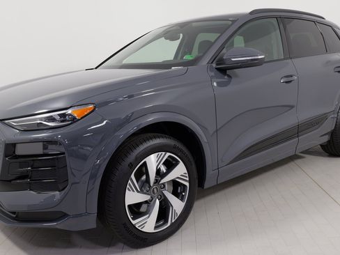 Used 2025 Audi Q6 e-tron Premium image 4