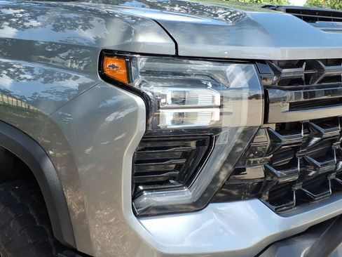 Used 2025 Chevrolet Silverado 2500 ZR2 w/ Technology Package AWD/4WD image 4