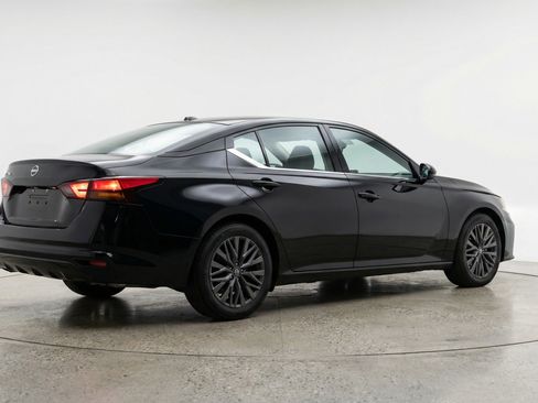 Used 2025 Nissan Altima 2.5 SV image 9