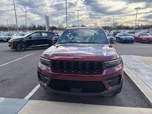 Used 2024 Jeep Grand Cherokee Altitude image 3