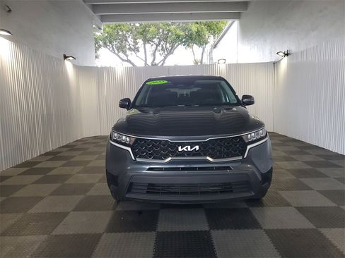 Used 2022 Kia Sorento LX image 2