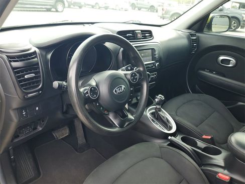 Used 2017 Kia Soul + image 11