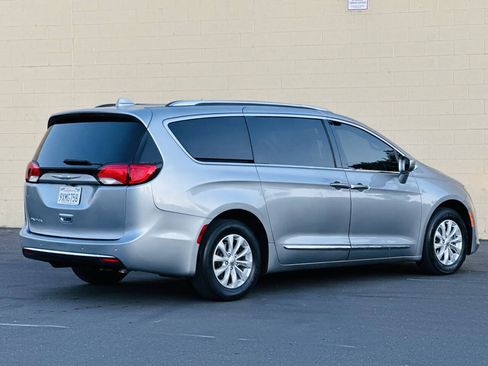 Used 2020 Chrysler Pacifica Touring-L FWD image 7
