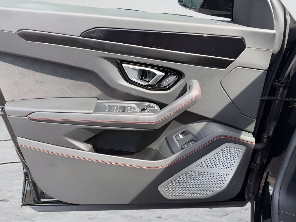 Used 2021 Lamborghini Urus AWD/4WD image 45
