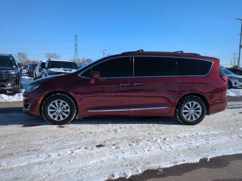Used 2017 Chrysler Pacifica Touring-L image 3