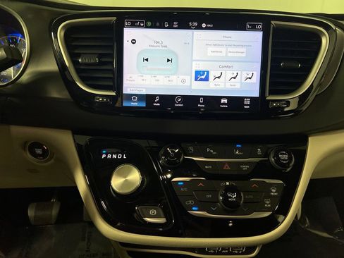 Used 2023 Chrysler Pacifica Touring-L FWD image 26