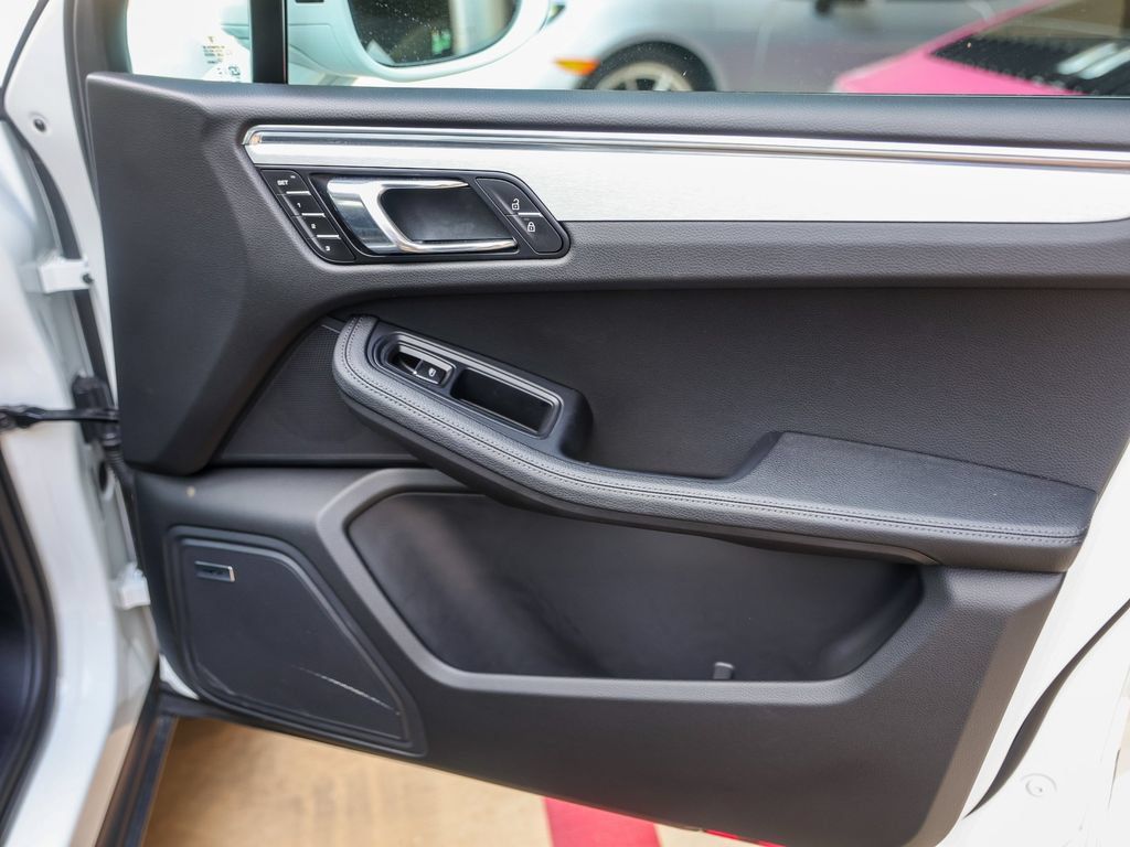 Certified 2026 Porsche Macan AWD/4WD image 36