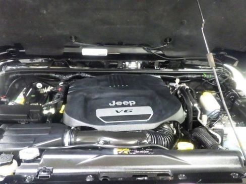 Used 2017 Jeep Wrangler Unlimited Sahara AWD/4WD image 10