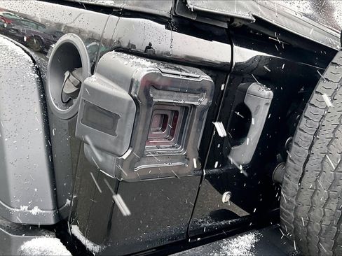 Used 2018 Jeep Wrangler Unlimited Sport image 26