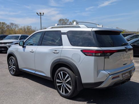 Used 2025 Nissan Pathfinder Platinum image 7