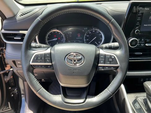 Used 2022 Toyota Highlander XLE FWD image 17