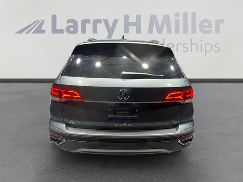 Used 2023 Volkswagen Taos SE w/ Panoramic Sunroof Package FWD image 4