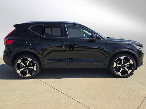 Used 2022 Volvo XC40 T5 Momentum w/ Premium Package AWD/4WD image 2