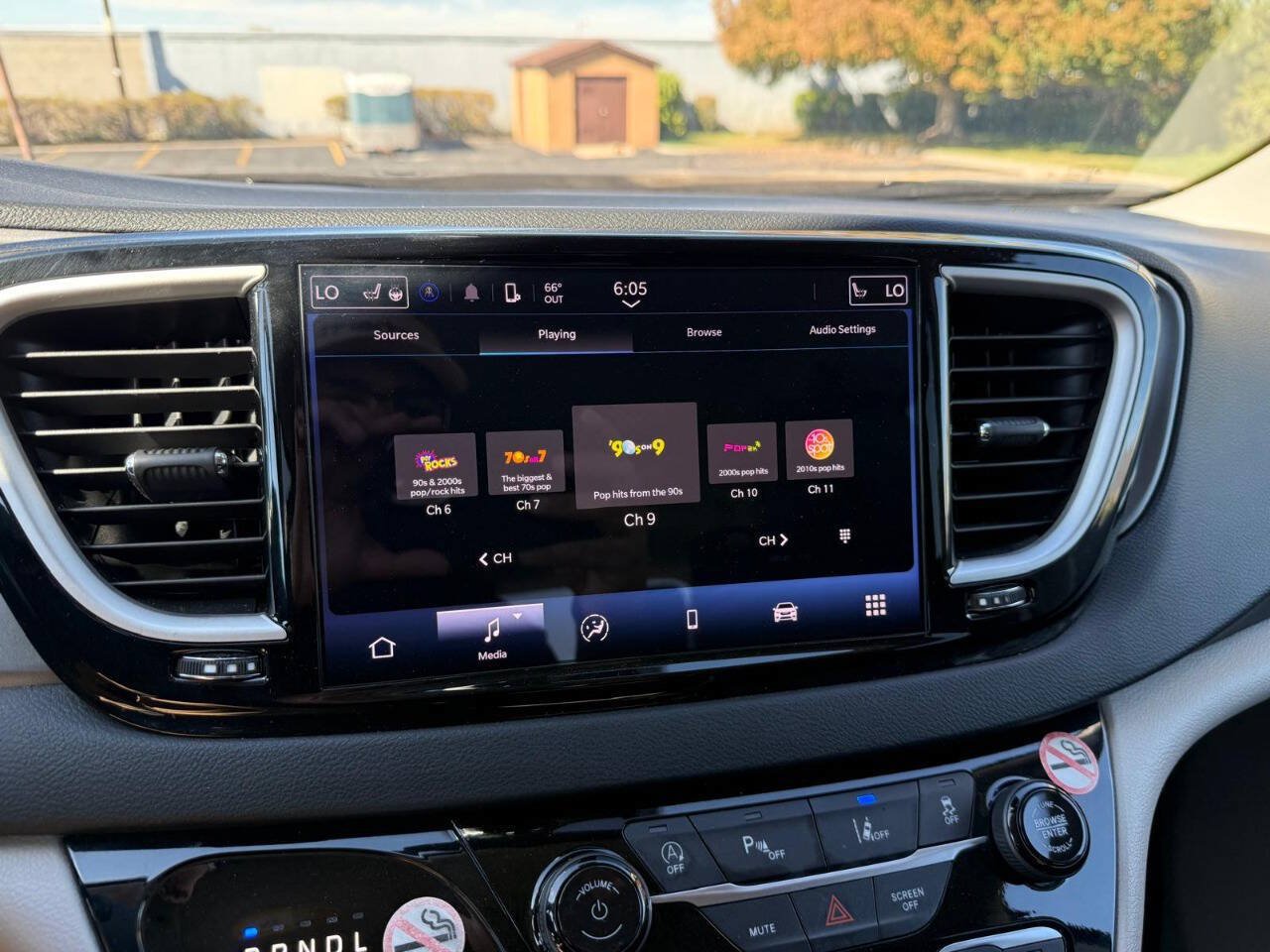 Used 2024 Chrysler Pacifica Touring-L FWD image 14