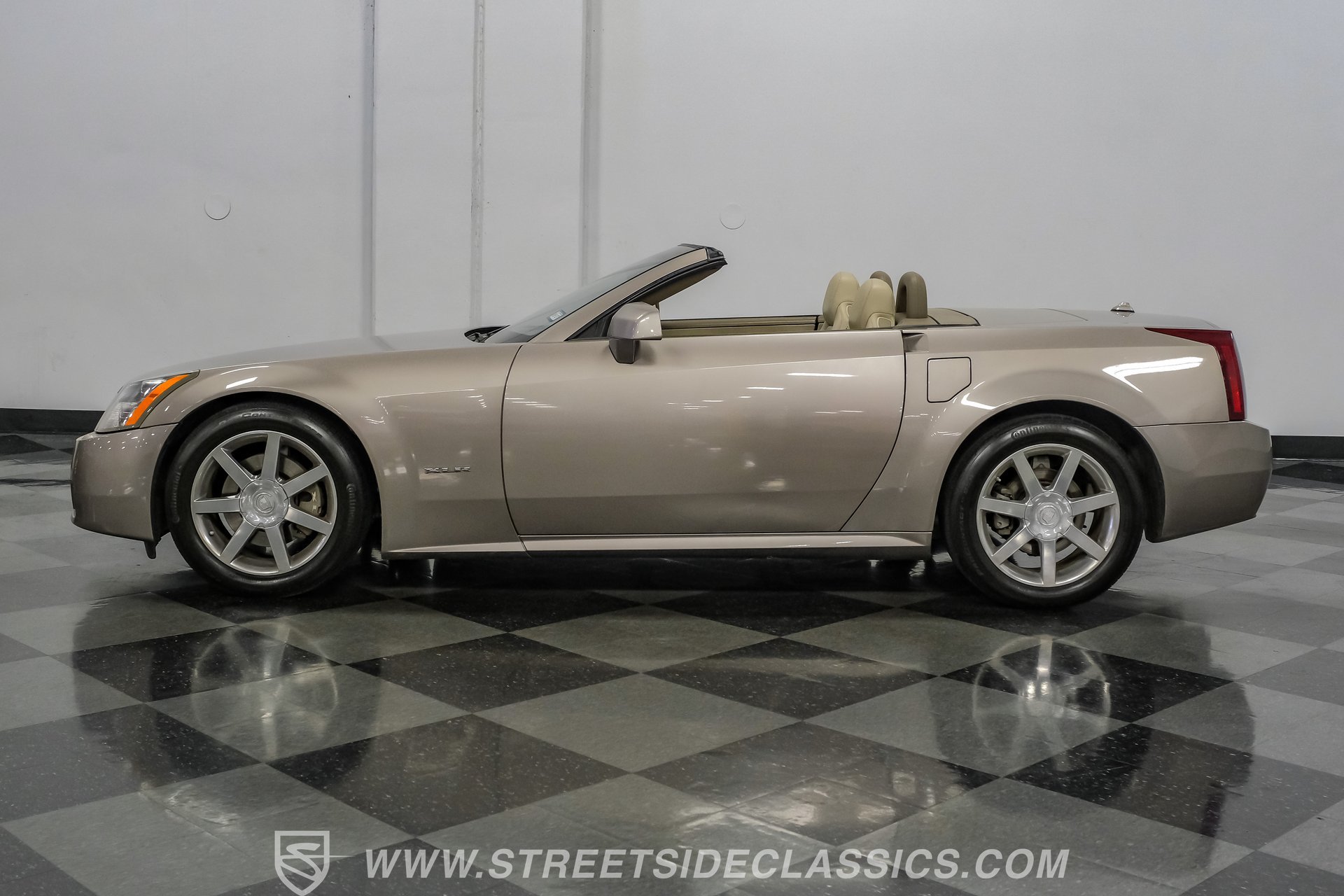 Used 2005 Cadillac XLR RWD image 2