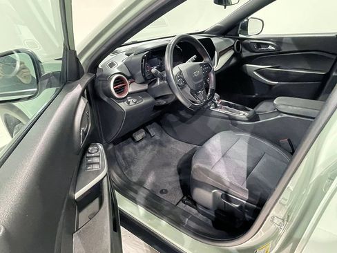 Used 2024 Chevrolet Trax RS FWD image 17