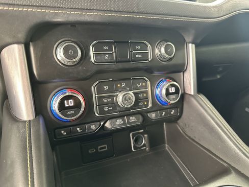 Used 2021 GMC Yukon SLT w/ SLT Luxury Plus Package image 19