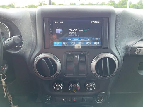 Used 2017 Jeep Wrangler Sport AWD/4WD image 7