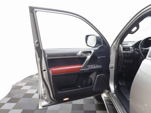 Used 2022 Lexus GX 460 Premium w/ Accessory Package image 5