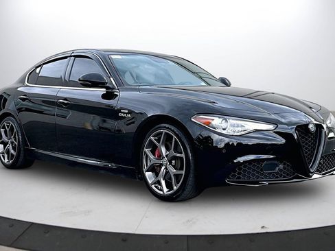 Used 2019 Alfa Romeo Giulia RWD image 2