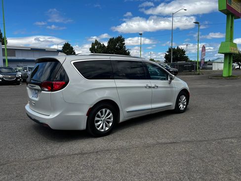 Used 2019 Chrysler Pacifica Touring-L FWD image 3