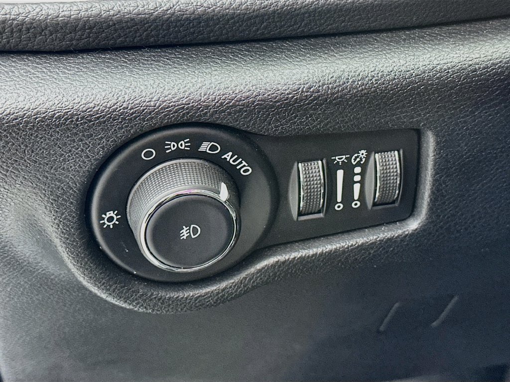 Certified 2025 Chrysler Pacifica Limited FWD image 17