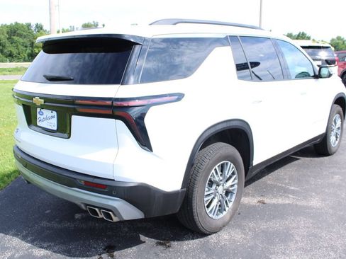 Used 2025 Chevrolet Traverse LT FWD image 16