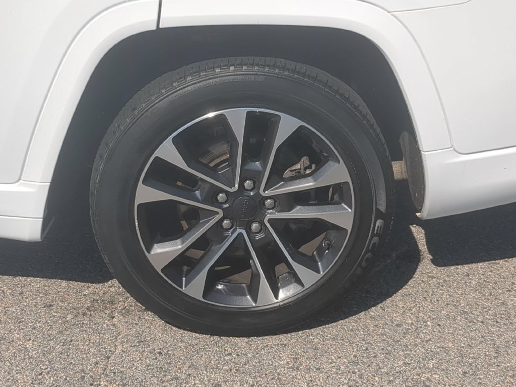 Certified 2022 Jeep Grand Cherokee L Overland w/ Luxury Tech Group IV AWD/4WD image 11