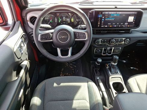 Used 2025 Jeep Wrangler Unlimited Sahara image 11