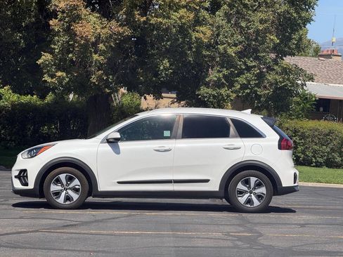 Used 2020 Kia Niro LX FWD image 2