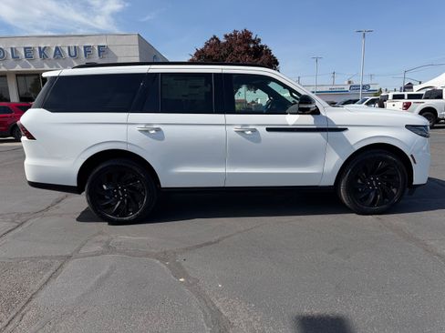 New 2026 Lincoln Navigator Reserve w/ Jet Appearance Package AWD/4WD image 2