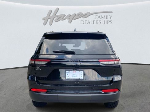 Used 2024 Jeep Grand Cherokee Altitude RWD image 4