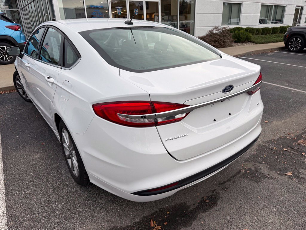Used 2017 Ford Fusion SE FWD image 4