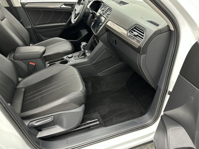 Used 2023 Volkswagen Tiguan SE AWD/4WD image 23