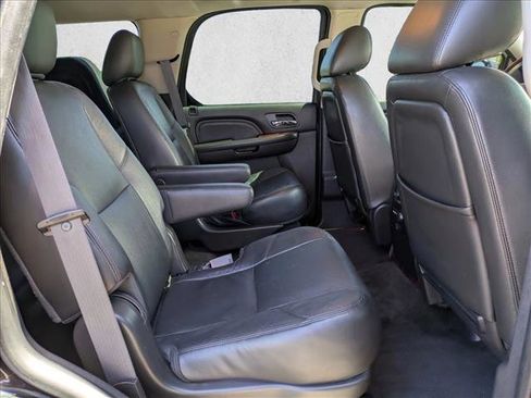 Used 2013 Cadillac Escalade Premium RWD image 22